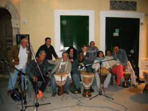 Cristina Marotta con Karl Potter ed altri percussionisti, a Ventotene